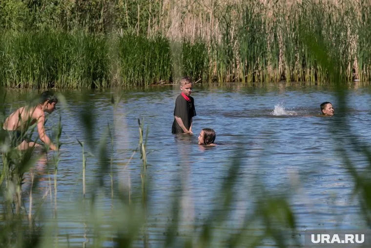 В Кургане на озере в микрорайоне Керамзитный обычно очень чистая вода, где курганцы купаются