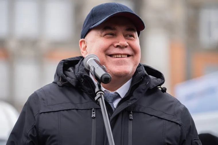 Торжественная церемония передачи машин скорой медицинской помощи на  Площади 1905 года. Екатеринбург