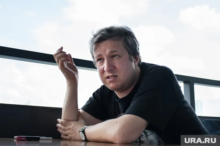 Антон Долин рассказал, что получал маленькую зарплату на «Первом канале»