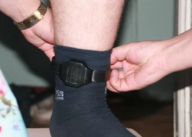 «Электронный браслет обошелся бюджету дороже золотых украшений»