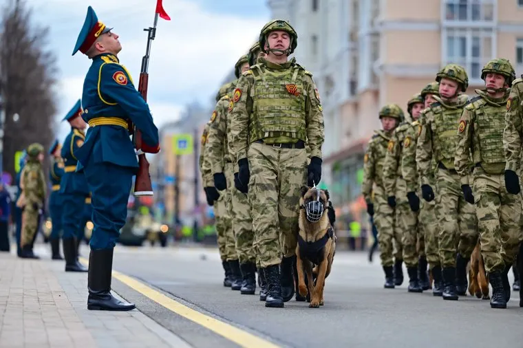 Торжественное прохождение войск Пермского гарнизона и военной техники на Октябрьской площади. Пермь