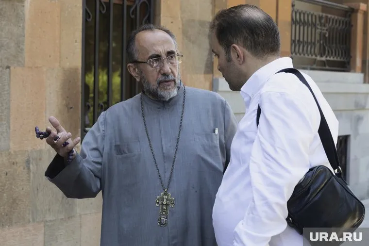 Аджапахян (на фото слева) по собственной воле прибыл в СК Армении