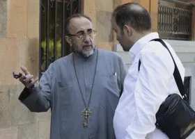 Кто такой архиепископ Аджапахян, из-за которого в Армении силовики дерутся со священниками