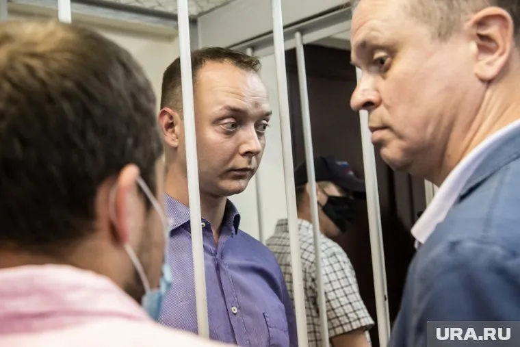 Сафронов в своих публикациях освещал оружейные переговоры и контракты