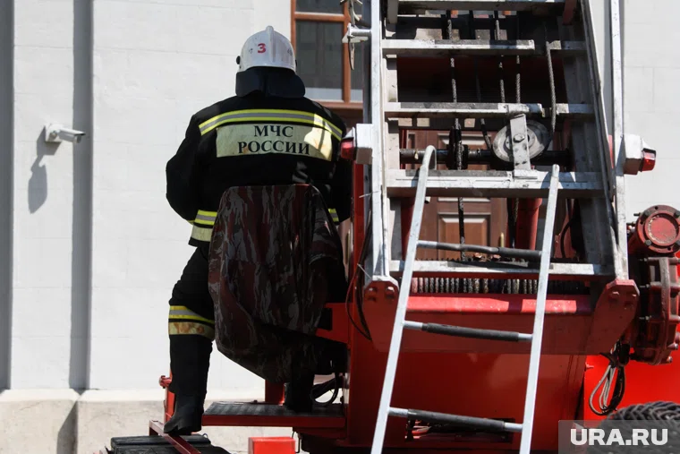 К тушению пожара в Оренбурге привлечены 56 спасателей