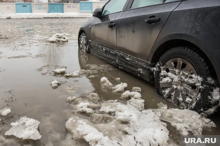 Вода заполонила Надымский проезд №2