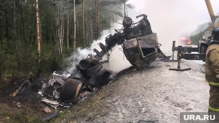 Легковушка столкнулась с грузовиком под Златоустом
