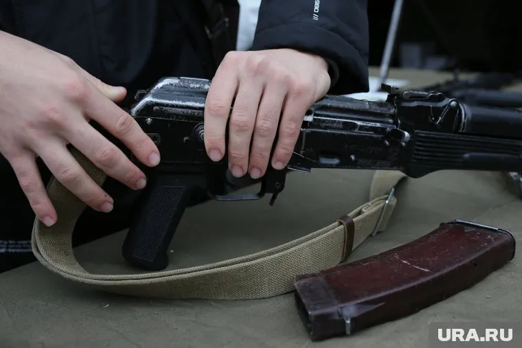 Сотрудники звали людей, которые находились поблизости, укрыться у них