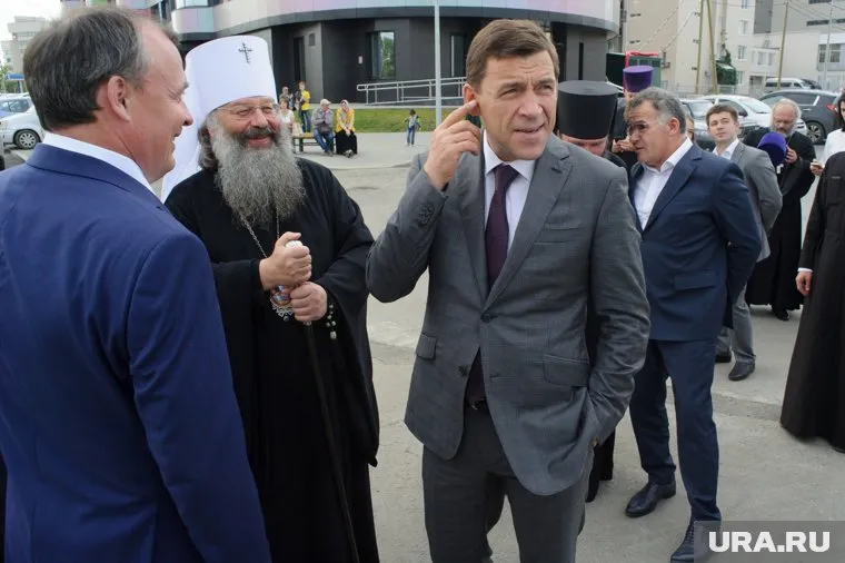 В отдельных вопросах информированность Детчени (в сером костюме на третьей линии) больше, нежели у любого другого чиновника администрации губернатора