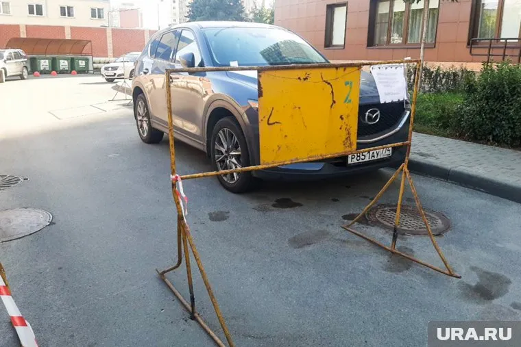 Ограждения не давали владельцам авто выехать из двора