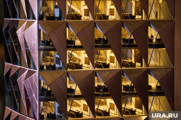 По данным аналитиков, он заработал или на 155 «однушек», или на 66 «трешек»