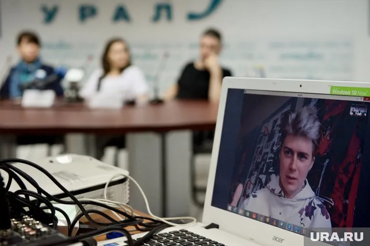 Покрас Лампас не приехал в Екатеринбург и отвечал по видеосвязи