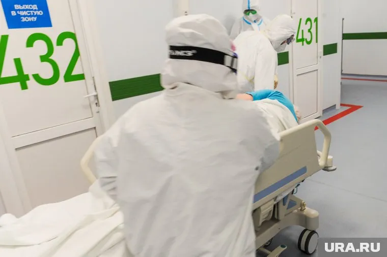 В России можно ожидать новые вспышки COVID-19, считает представитель Роспотребнадзора Александр Горелов