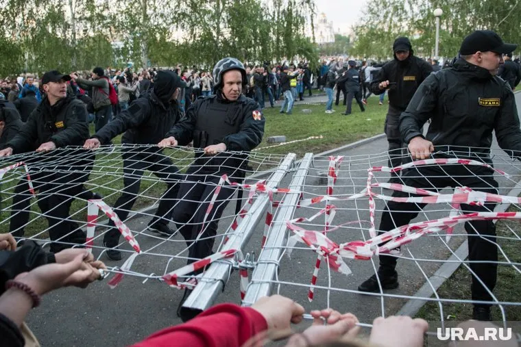 Акции протеста начались с установки забора на строительной площадке в сквере