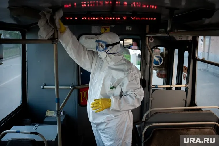 В транспорте Екатеринбурга постоянно нарушают ограничения по коронавирусу, считает источник в медицинских кругах