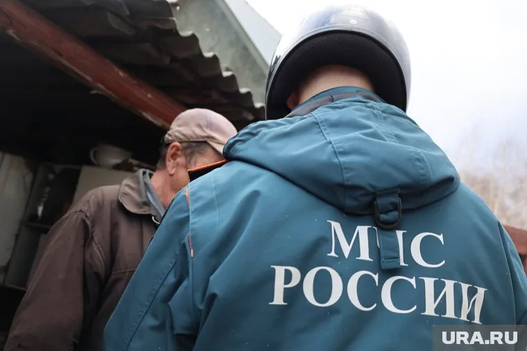 Пожарные вывели из дома трех человек