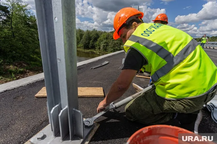 Дорожники ремонтируют надземный переход