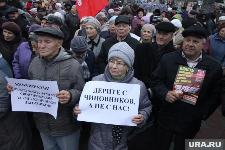 Пенсионеры требуют вернуть им безлимитный льготный проездной