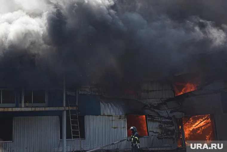 В Салехарде загорелся гараж
