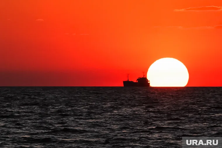 Танкер мог подорваться на мине