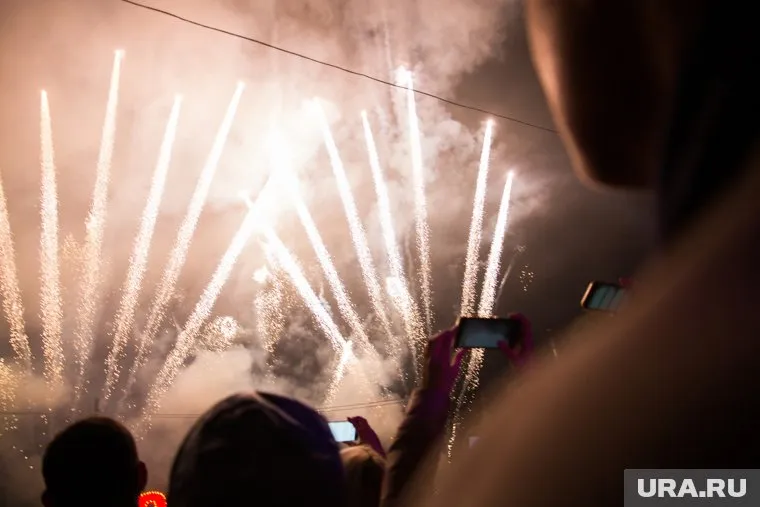 Последний залп фейерверка попал в зрителей