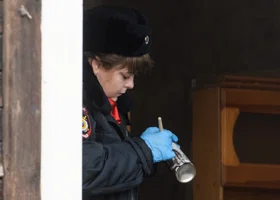 Следователи ищут в мэрии Чайковского виновных в гибели человека, сгоревшего в «заброшке»