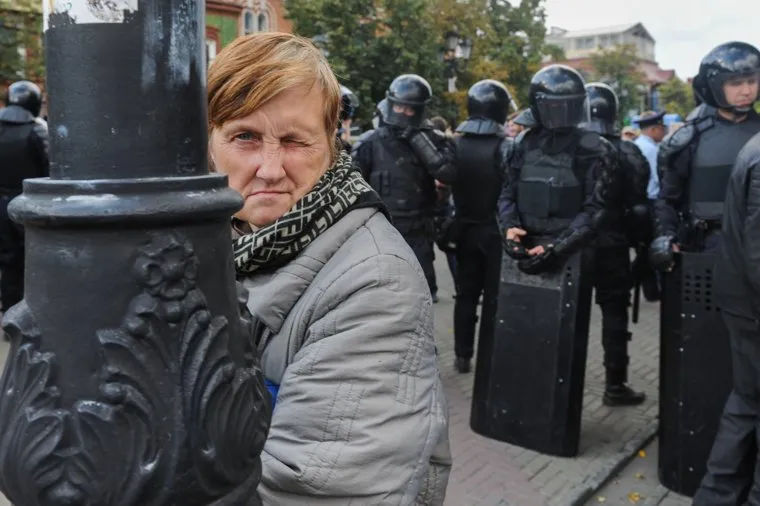 Несанкционированный митинг сторонников Навального против пенсионной реформы. Челябинск, пенсионерка, подозрение, взгляд, оцепление, омон