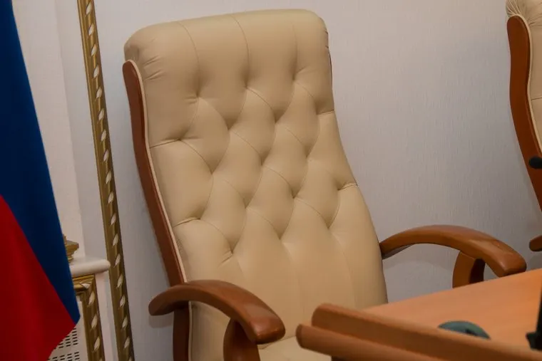 Заседание правительства Курганской области. Курган, кресло чиновника