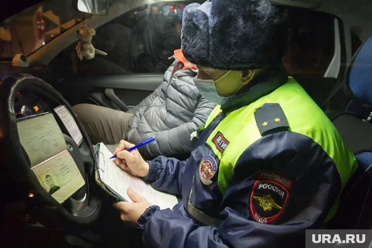 Сотрудники ГИБДД разбираются в обстоятельствах произошедшего ДТП в Челябинской области