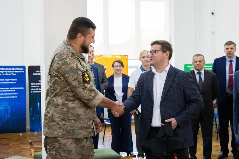 Владимир Забегаев (слева) стал первым абитуриентом ЮУрГУ с начала приемной кампании