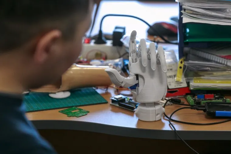 Репортаж про якутских ученых. Якутск, электроника, бионическая рука, бионический протез, изобретения, робототехника, инновации