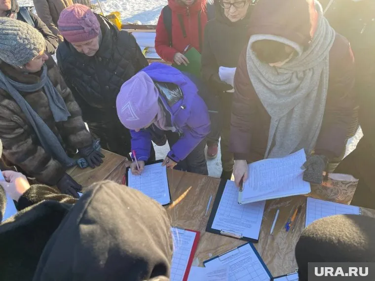 Собравшиеся на пикете просят объяснить, на чем основано утверждение об эффективности препаратов от коронавируса