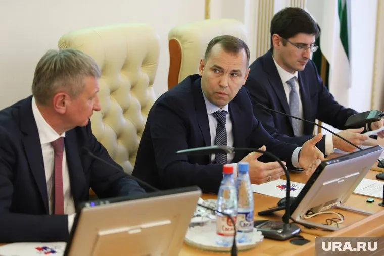 Губернатор Шумков (справа) предложил на пост сенатора кандидатуру Сергея Муратова (слева)