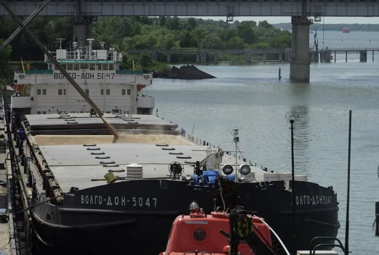 Сухогруз уже неделю дрейфует в открытом океане