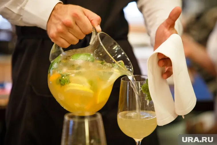 Спровоцировать гастрит и другие заболевания ЖКТ могут лимонады, рассказала Патемат Шамаева