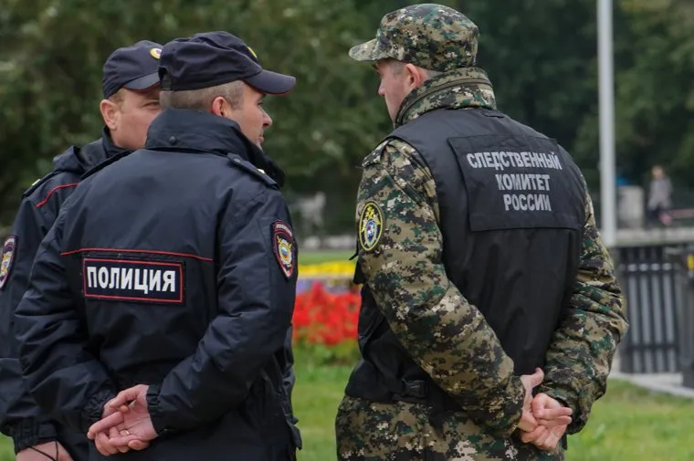 Последствия пожара в кино-концертном театре "Космос". Екатеринбург, полиция, охрана правопорядка, следственный комитет рф, сотрудник ск