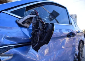 Три человека попали в больницу после вылета автомобилей с курганских трасс