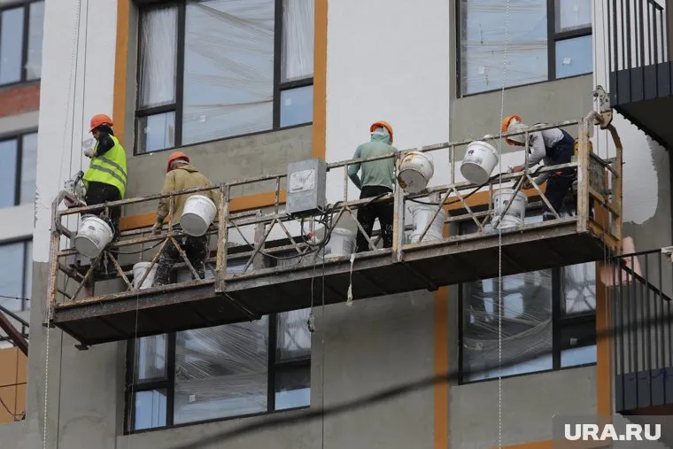 Строителям, штукатурам и слесарям обещают зарплату 200 тысяч рублей