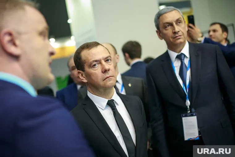 Дмитрий Медведев прокомментировал идею освобождения малоимущих россиян от налога на доход