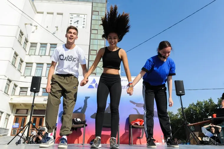 Фестиваль "Триколор-баттл", посвященный Дню российского флага, на улице Кирова. Незавершенные движения. Челябинск