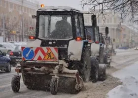 Сотни единиц спецтехники вывели на свердловские трассы после снегопада