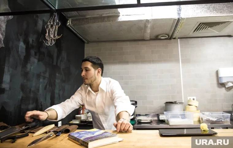 Рабочие моют посуду и разгружают продукты в элитных ресторанах города (архивное фото)