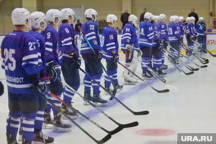 Курганские хоккеисты провели очередной матч дома