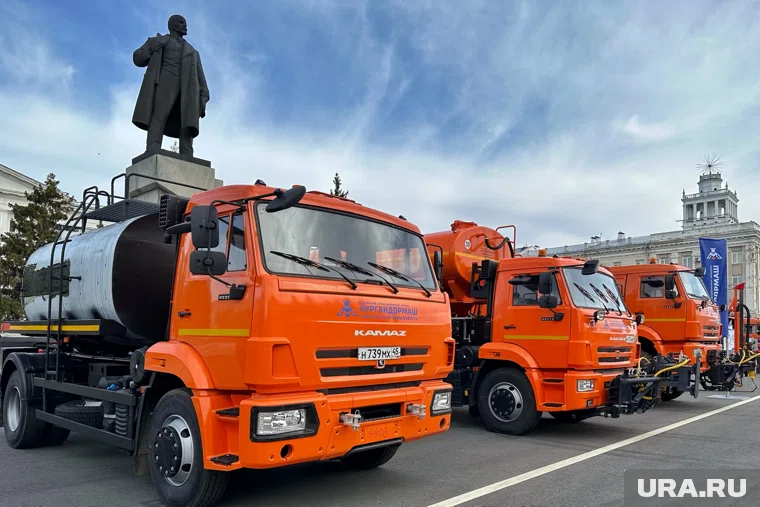 Yalangoch qizlarning shaxsiy yalangochlari Mehmonxona xonasida ona va ogil jinsiy aloqa