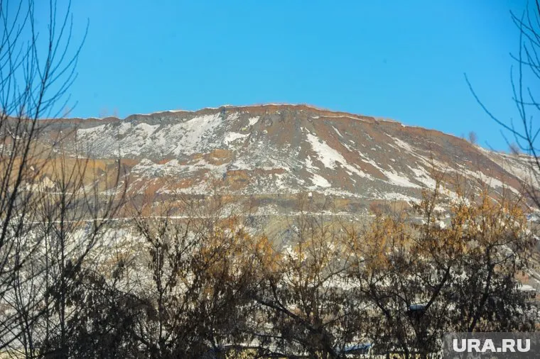 Отвалы расположены в черте города и сильно пылят