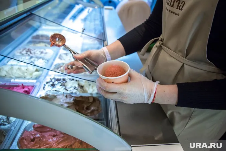 Продавщица мороженого работает на авиасалоне МАКС третий год