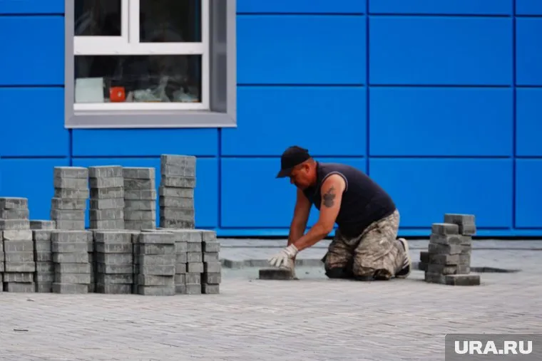 У строящегося бассейна «Аквамарин» кладут плитку