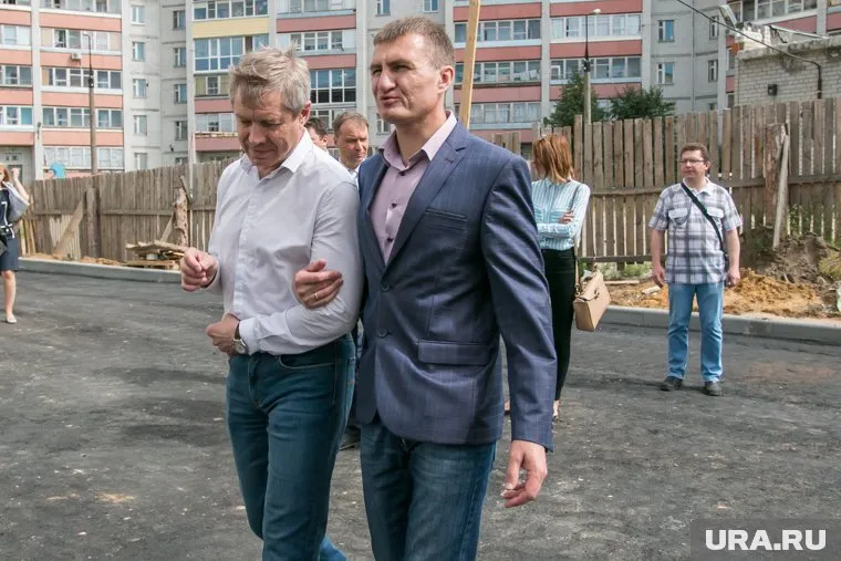 Скандал разгорелся из-за домов застройщика Владимира Баскаля (слева)