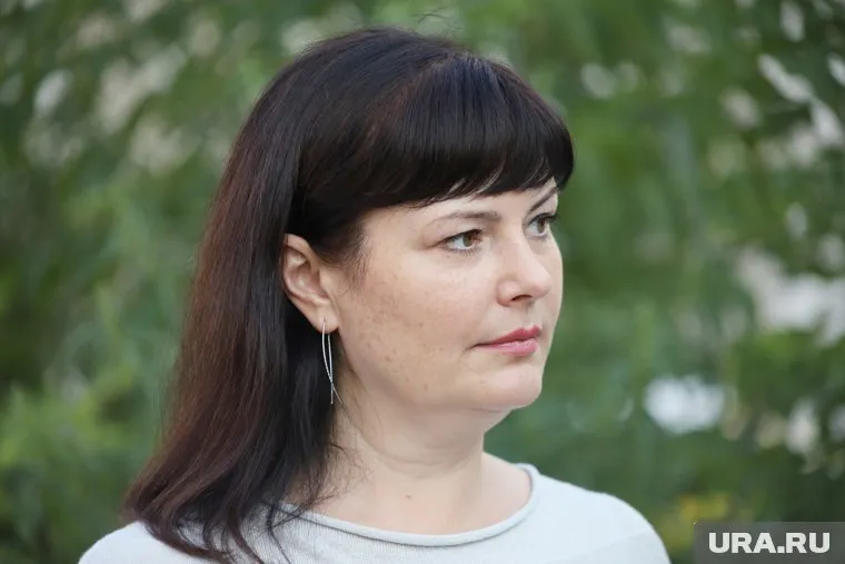 Глава Кургана Елена Ситникова посетила школу, возле которой случился пожар
