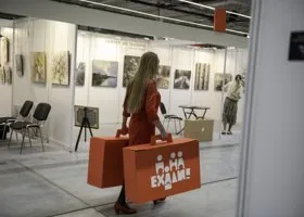 Работу художника на выставке «Понаехали» в Перми прикрыли коробками из-за чувств верующих